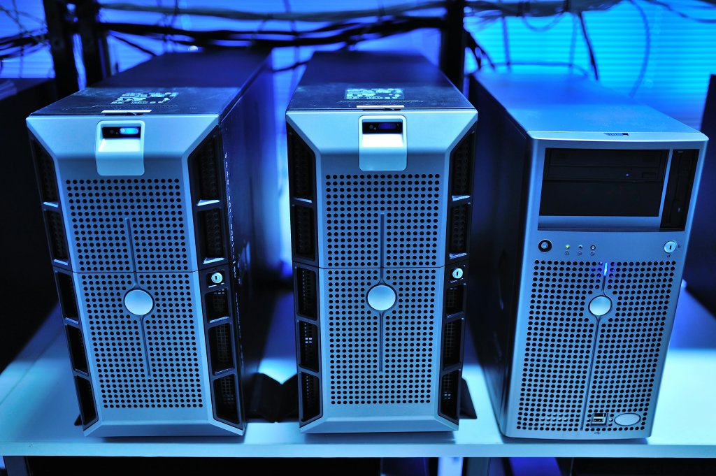Servidores en un rack de un centro de datos con iluminación azul